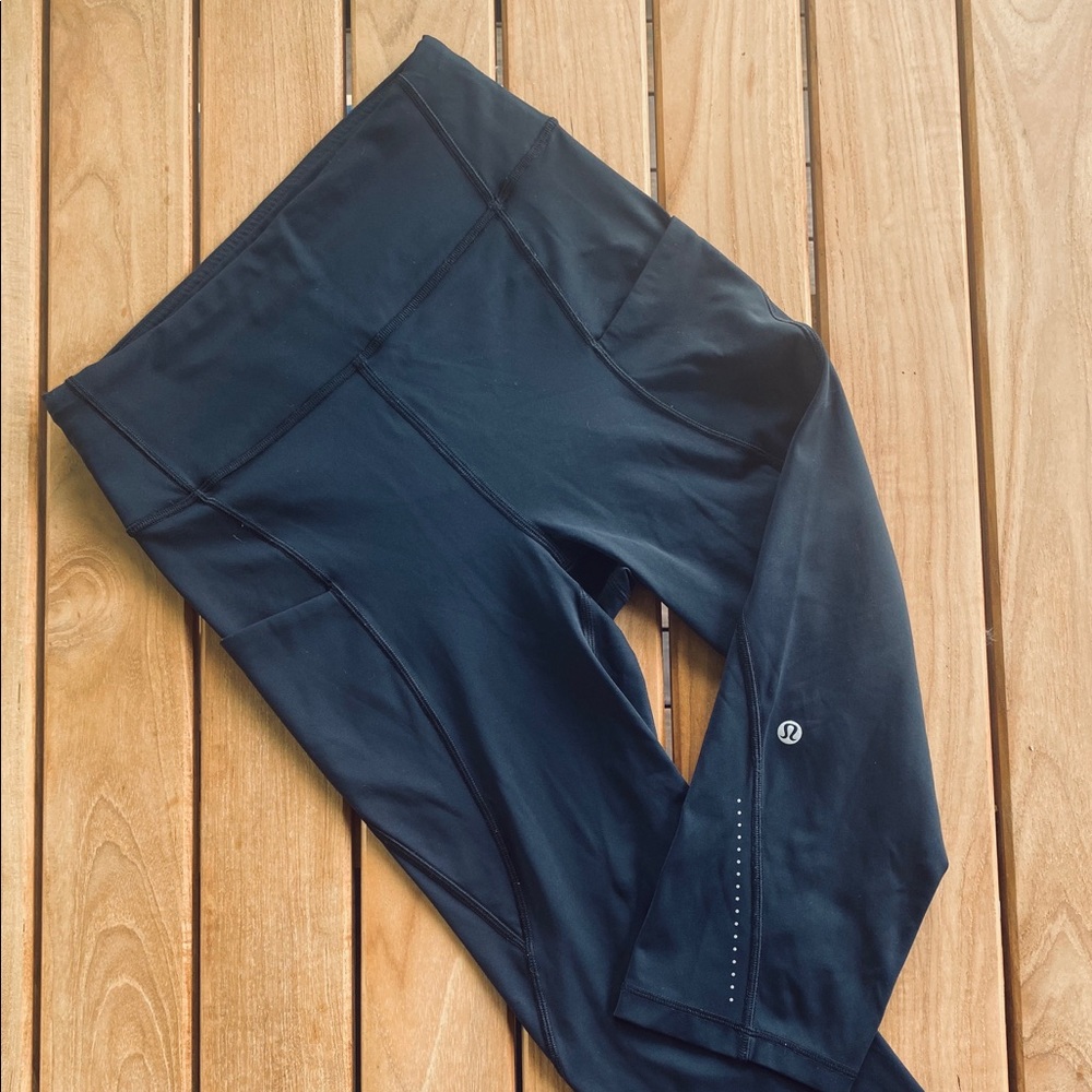 Cropped 23” Lulu Lemon leggings with side pockets.
